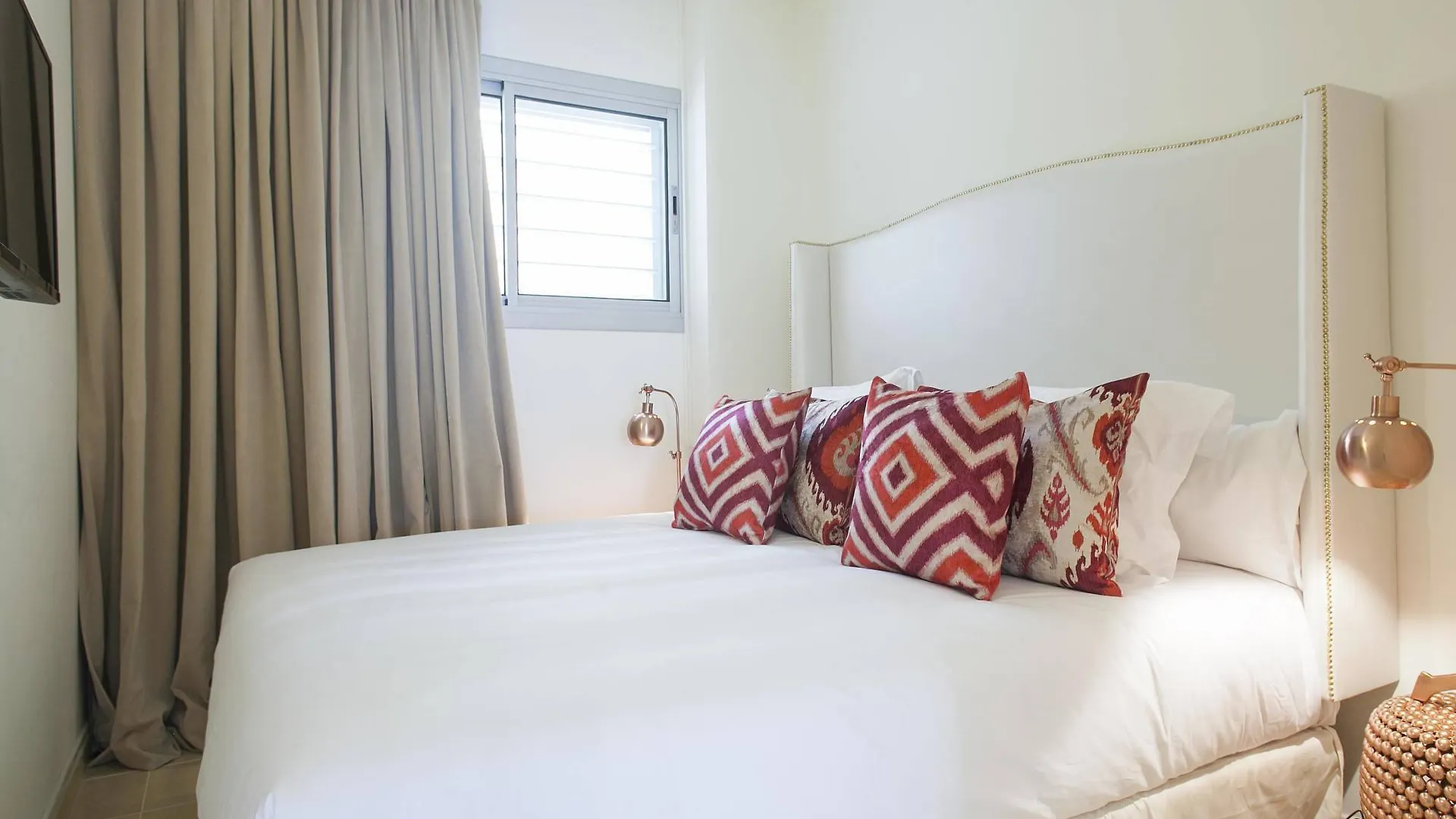 Splendom Suites Pau Claris Barcelona 4*,